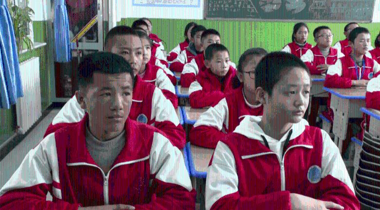 6□6215≈61万里面可以填哪些数字？